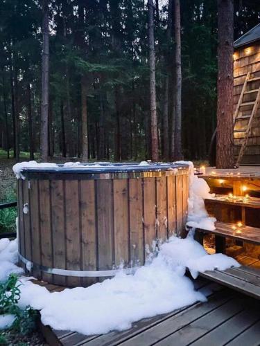 熱水浴池, Private cosy forest cabin in 因圖爾克