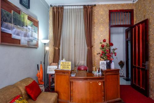 Lobby, RedDoorz @ Golden Inn Tugu Yogyakarta near Pool Bar at Hotel Tentrem