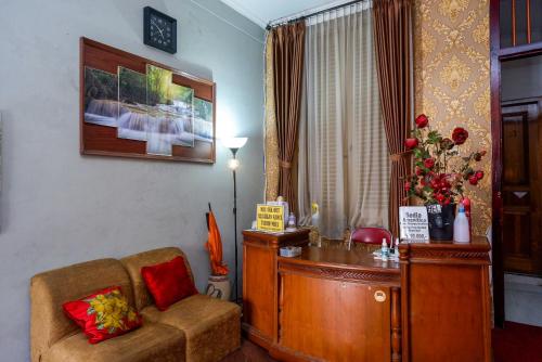 Lobby, RedDoorz @ Golden Inn Tugu Yogyakarta near Pool Bar at Hotel Tentrem