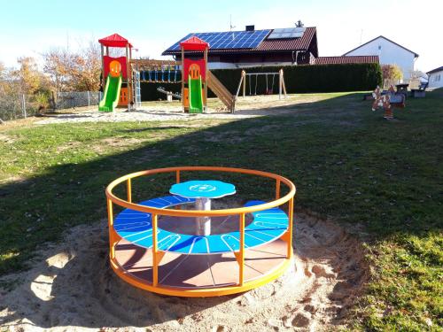 Playground, Ferienwohnung im Seidlerhof mit Terrasse in Rohrnbach