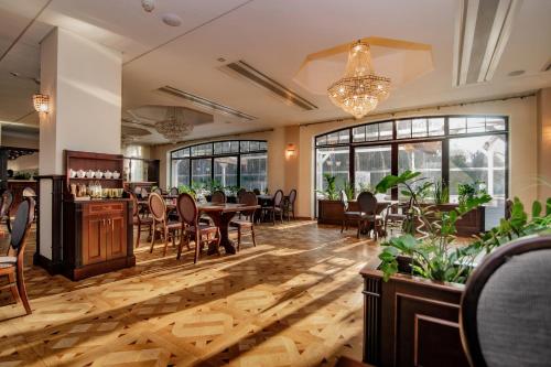 Ресторан, Hotel Park Kajetany in Надажин