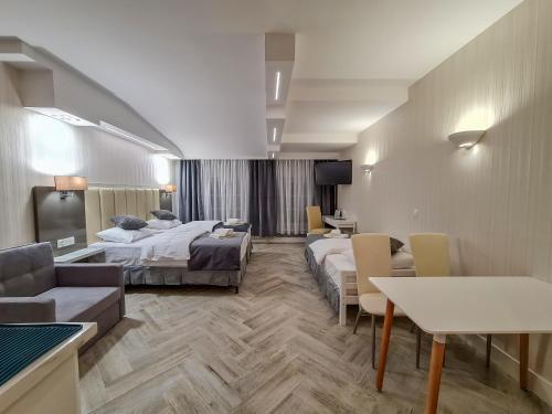 3 twin beds