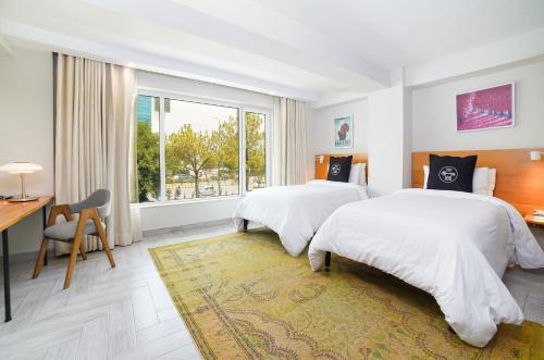 2 twin beds