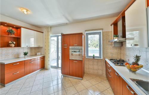 4 Bedroom Cozy Home In Razanj