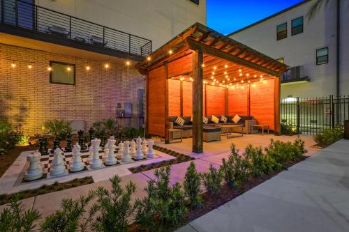 Beautiful Townhouse in a Gated Community - image 11