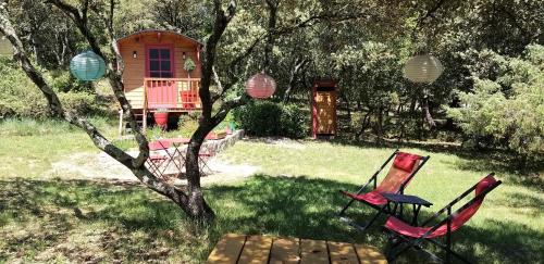 花園, Roulotte romantique avec piscine en Cévennes (Roulotte romantique avec piscine en Cevennes) in 聖依波耶的卡頓