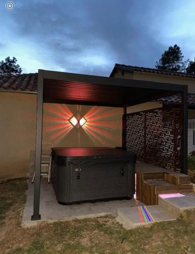 Gîte des Combes Blanches avec piscine et jacuzzi