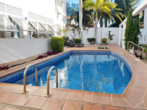 Apartment with Pool View