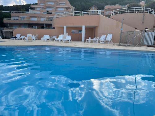 Swimming pool, Bel appartement avec vue mer in Le Trayas Superieur