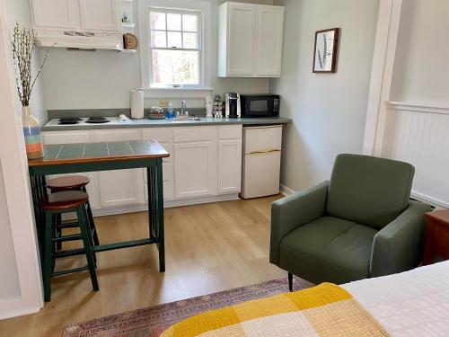 Hanscom's Motel & Cottages 4