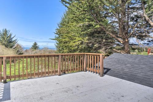 Bungalow with Wraparound Deck - 8 Mi to Brookings in Smith River