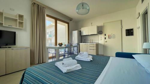 1 king bed, 1 sofa bed