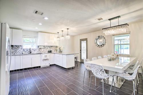 Waterfront Lake Home with Deck - New Renovations! in 威利斯