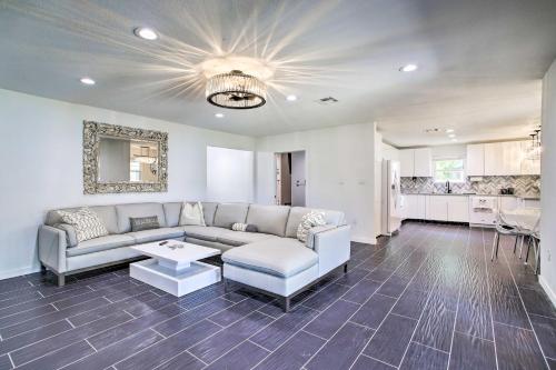 Waterfront Lake Home with Deck - New Renovations! in 威利斯