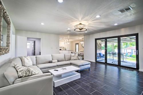 Waterfront Lake Home with Deck - New Renovations! in 威利斯