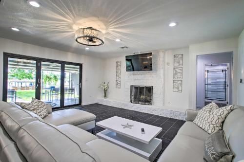 Waterfront Lake Home with Deck - New Renovations! in 威利斯