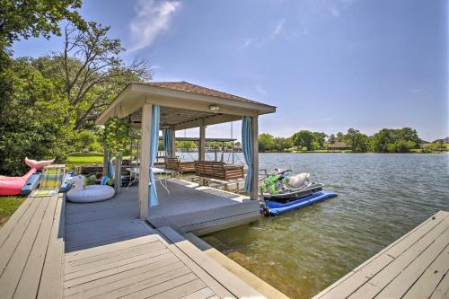 Waterfront Lake Home with Deck - New Renovations! in 威利斯
