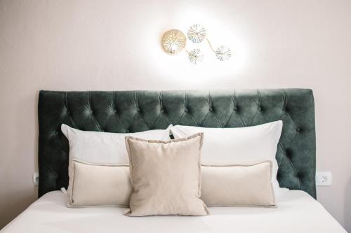 1 queen bed, 1 sofa bed
