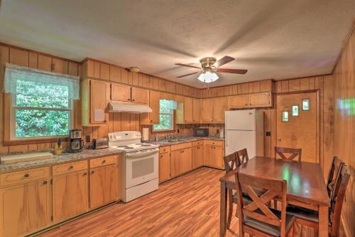 Charming Blue Ridge Mtn Cottage about 4 Mi to Hiking! in Marion