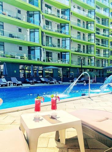 SeaVibes B8 - Pool & Spa Beach Resort