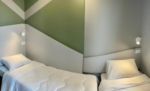 Standard Twin Room image 3