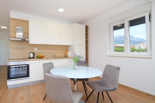 Bonaca apartments with terrace, barbecue and private parking 3