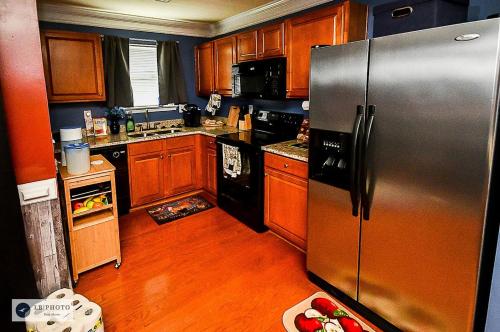 Konyha, Amazing Large 3 Bed house with King Bed less than 10 miles to DTWN in Fulton Repülőtér