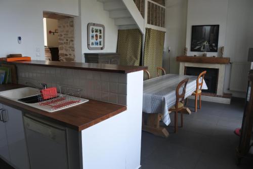 Konyha, Maison de village spacieuse et confortable in Le Gue De Velluire