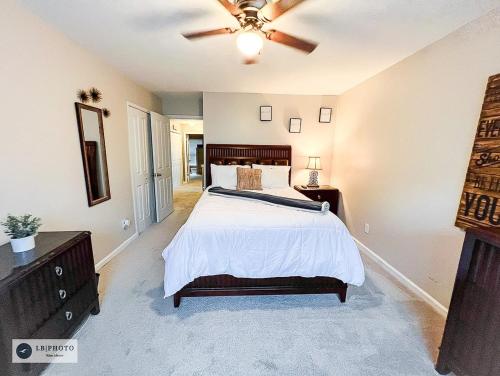 4 - Bed home with Cali King Bed, 12 mins to DTWN in Blair Villa-Poole Creek