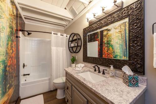 Rustic Modern Getaway - Mtn View - Creek - Hammock - Rest in Sevierville, USA
