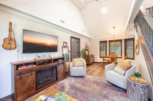 Rustic Modern Getaway - Mtn View - Creek - Hammock - Rest in Sevierville, USA