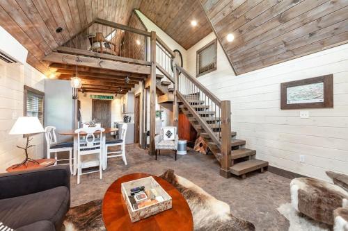 Romantic A-frame Private HotTub Firepit NearGSMNP in Sevierville, USA