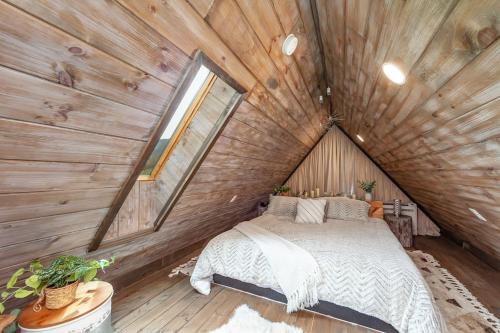 Romantic A-frame Private HotTub Firepit NearGSMNP in Sevierville, USA