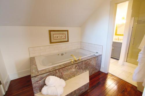 King Room with Spa Bath