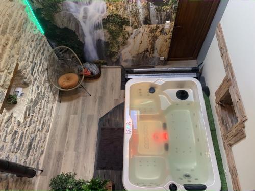 Petite maison chaleureuse avec jacuzzi privatif