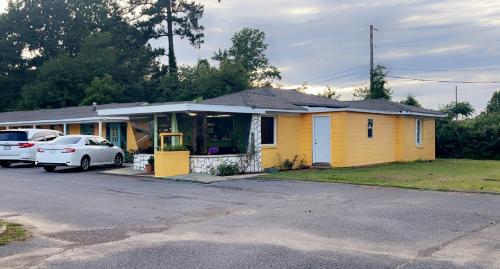 LAMPLIGHTER INN