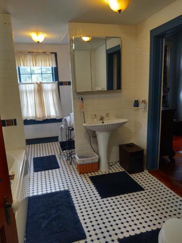 1805 House Bed & Breakfast - image 9