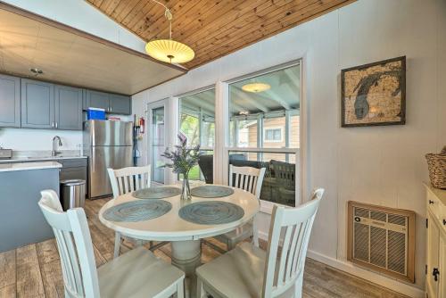 Lakefront Cottage Near Wineries and State Parks! in Mears, USA