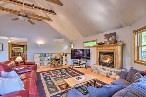 . Hot Tub, Sauna, Fireplace, Dock! Lake Honor Cabin