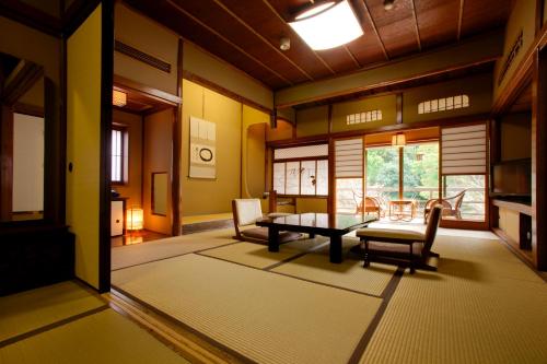 Seiryu-so Stop at Rendaiji Onsen Seiryuso to discover the wonders of Izu. Featuring a satisfying list of amenities, guests will find their stay at the property a comfortable one. Service-minded staff will welco