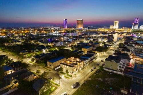 ❤️ The Top End Townhomes with Stunning Views On One-Of-A-Kind Rooftop Deck! WOW!