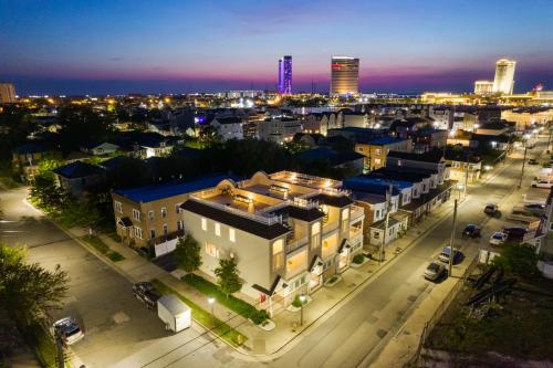 ❤️ The Top End Townhomes with Stunning Views On One-Of-A-Kind Rooftop Deck! WOW!