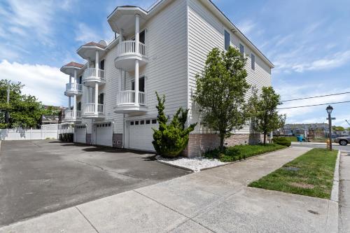 ❤️ The Top End Townhomes with Stunning Views On One-Of-A-Kind Rooftop Deck! WOW!