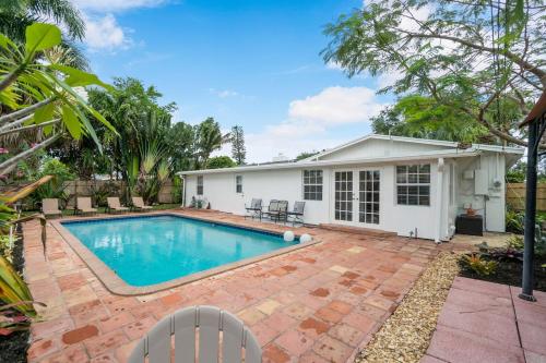 Chic Coastal - Heated Pool per request, Near PGA & Everything! in Palm Beach Gardens, USA