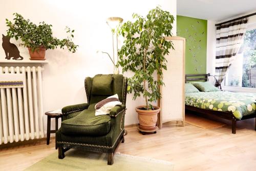 Lovely Garden Flat near Royal Park - image 3