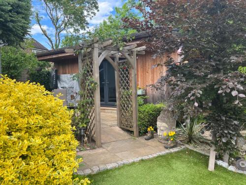 Entrance, Thistle Lodge - Quiet Garden lodge with off road parking in Hemel Hempstead