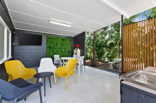 Shared lounge/TV area, Poinciana at Cooee Bay in Yeppoon