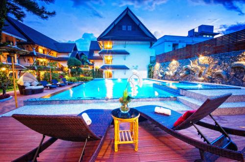 Swimming pool, Nak Nakara Hotel near Wat Rong Seur Ten (Blue Temple)