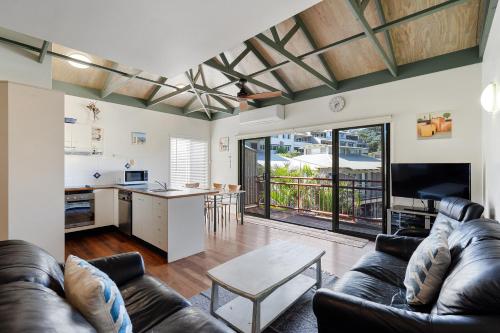 MAIN STAY - 100m to patrolled beach, pool, wifi, close to cafes