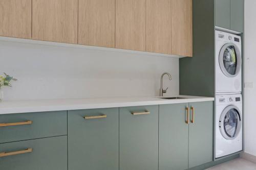 Beachfront Escape - 6 bedroom, Pool & beach access